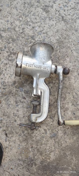 Чугунная антикварная ручная мясорубка  СССР.