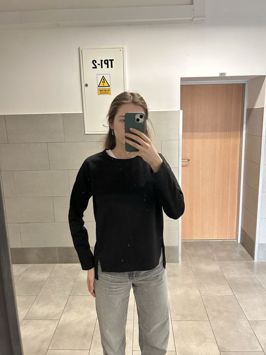 Czarny sweterek wygodny