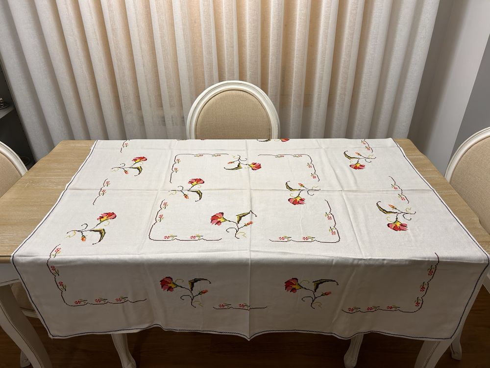Toalha de Mesa com Bordado em Ponto Cruz