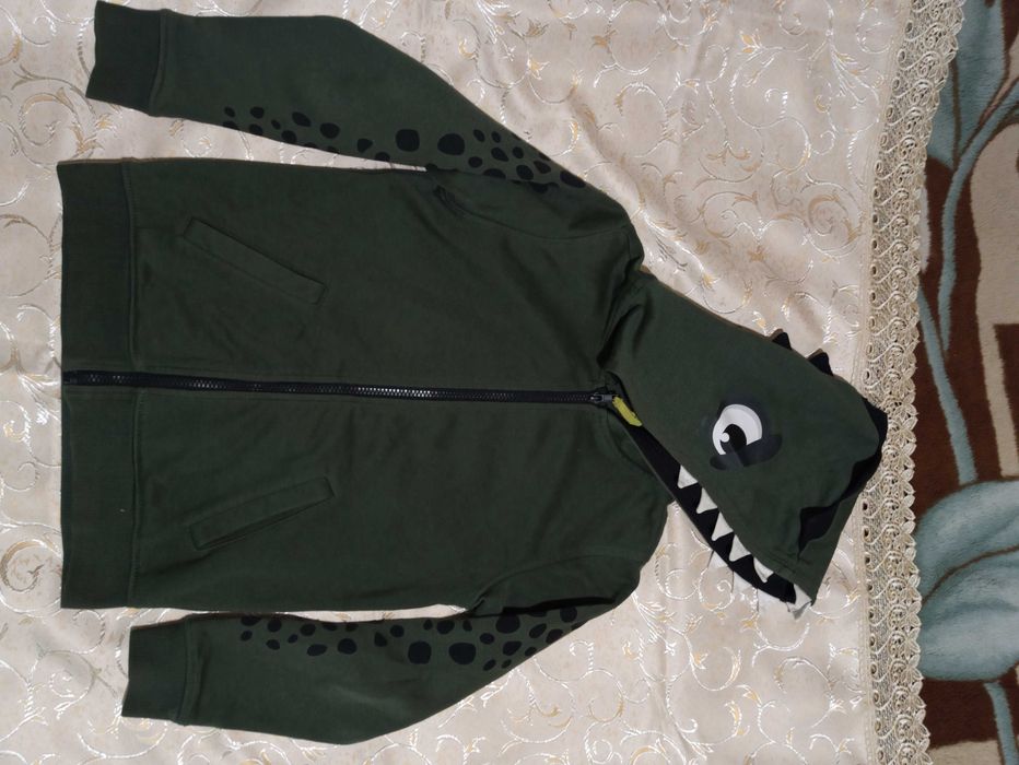 Продам кофту на хлопчика (9-10 рокiв, на зрiст 130-140 см)