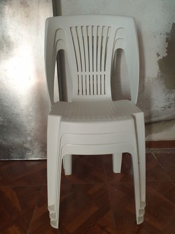 Cadeiras de plástico brancas
