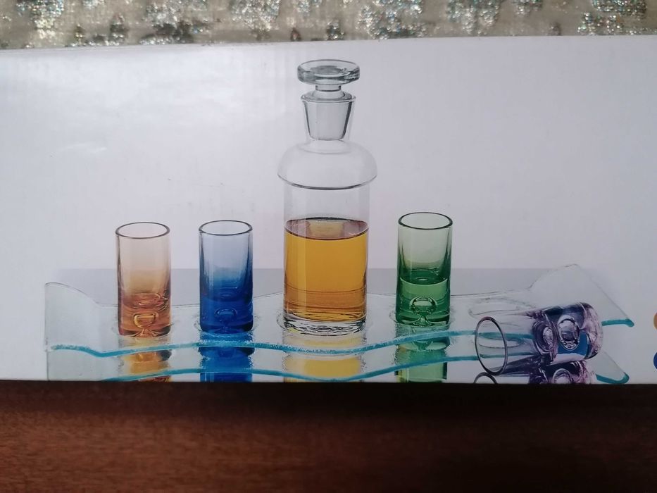 Garrafa e copos de licor coloridos novos