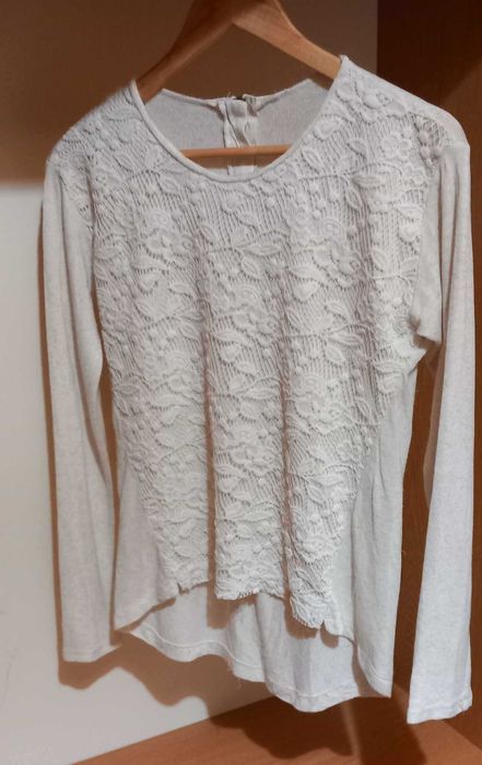 Blusa branca, frente rendada