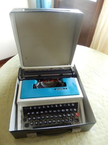 Máquina de escrever Olivetti T