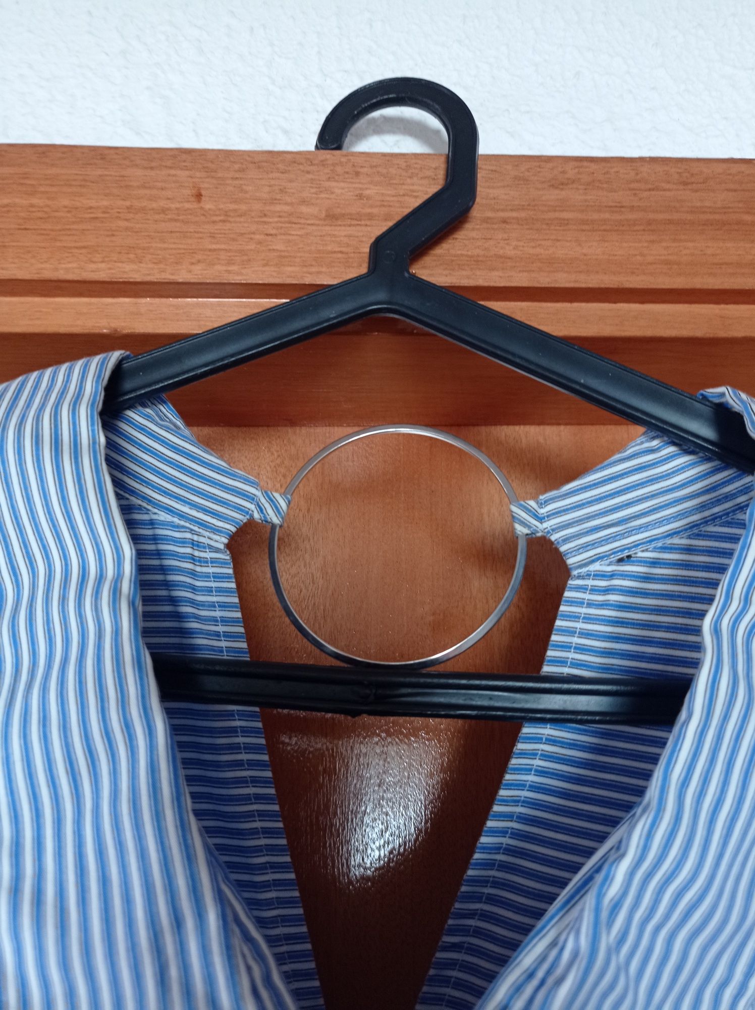 Camisa branca às riscas azuis