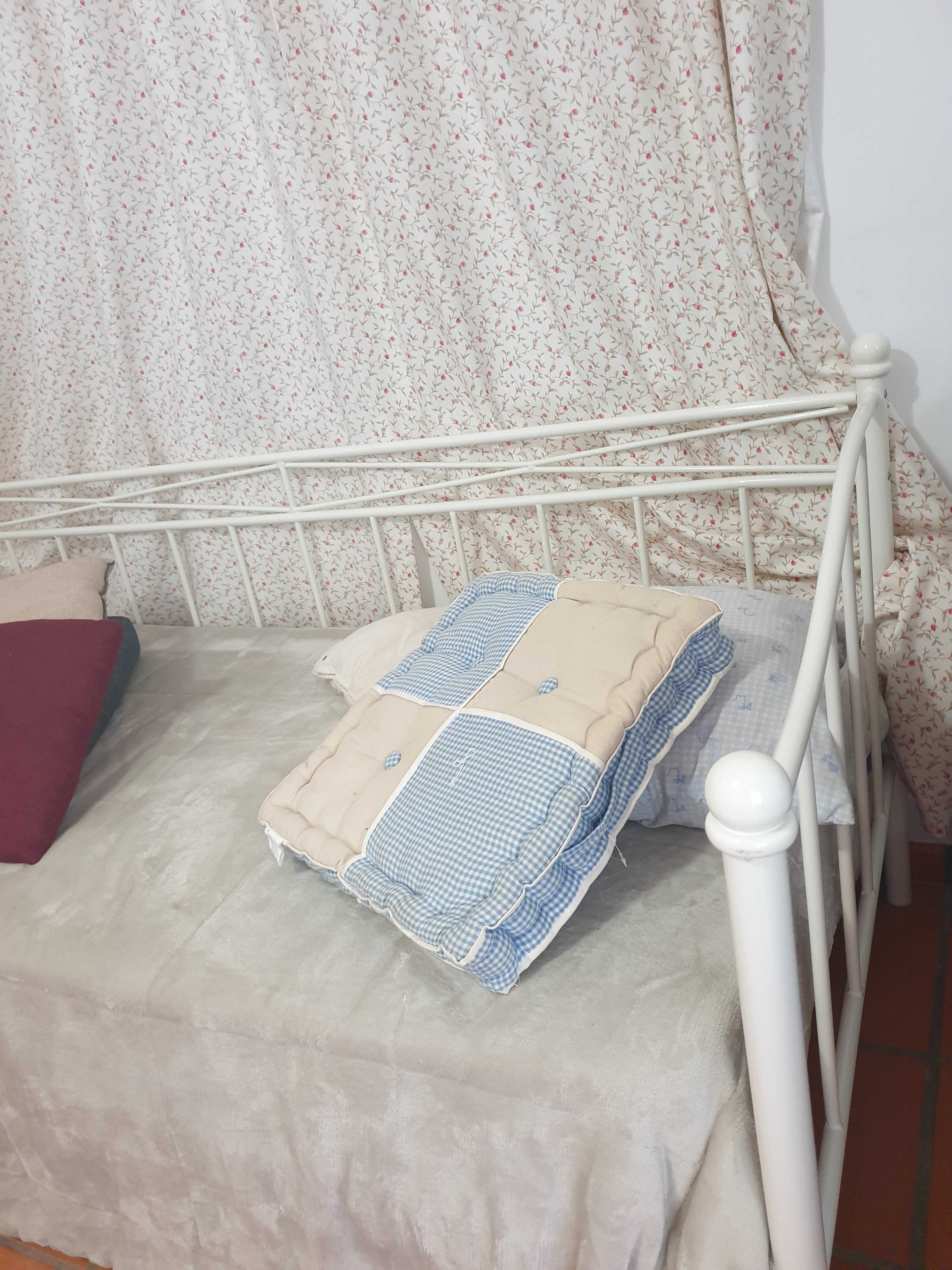 Cama ferro branca ,adaptada a Sofá