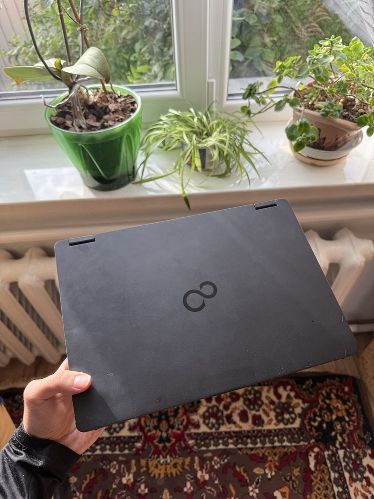 Ноубтук 2в1 Fujitsu LifeBook U729 / i3-8145U / UHD Graphics 620 / 4 ОЗ