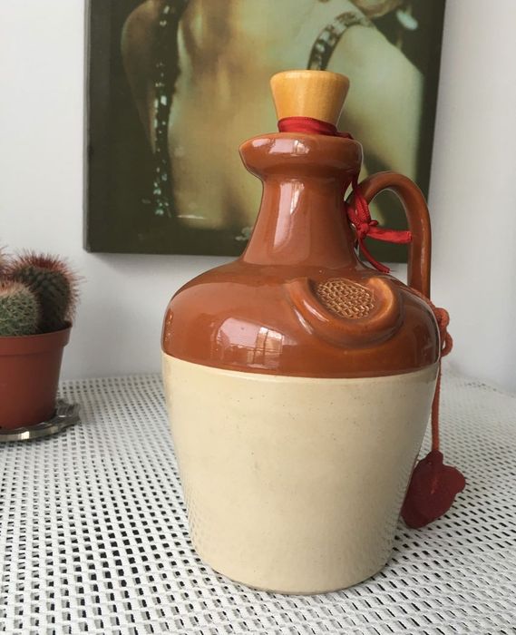 Garrafa de cerâmica com rolha em madeira