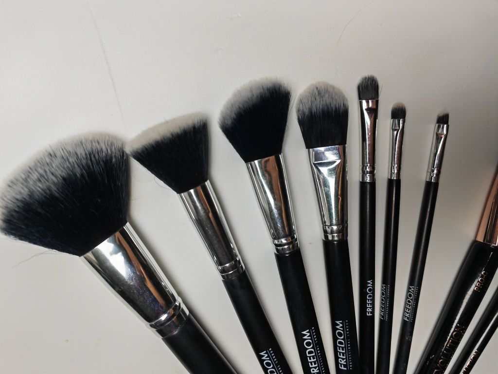 Zestaw kosmetyków makeup revolution feedom + Komplet pędzli