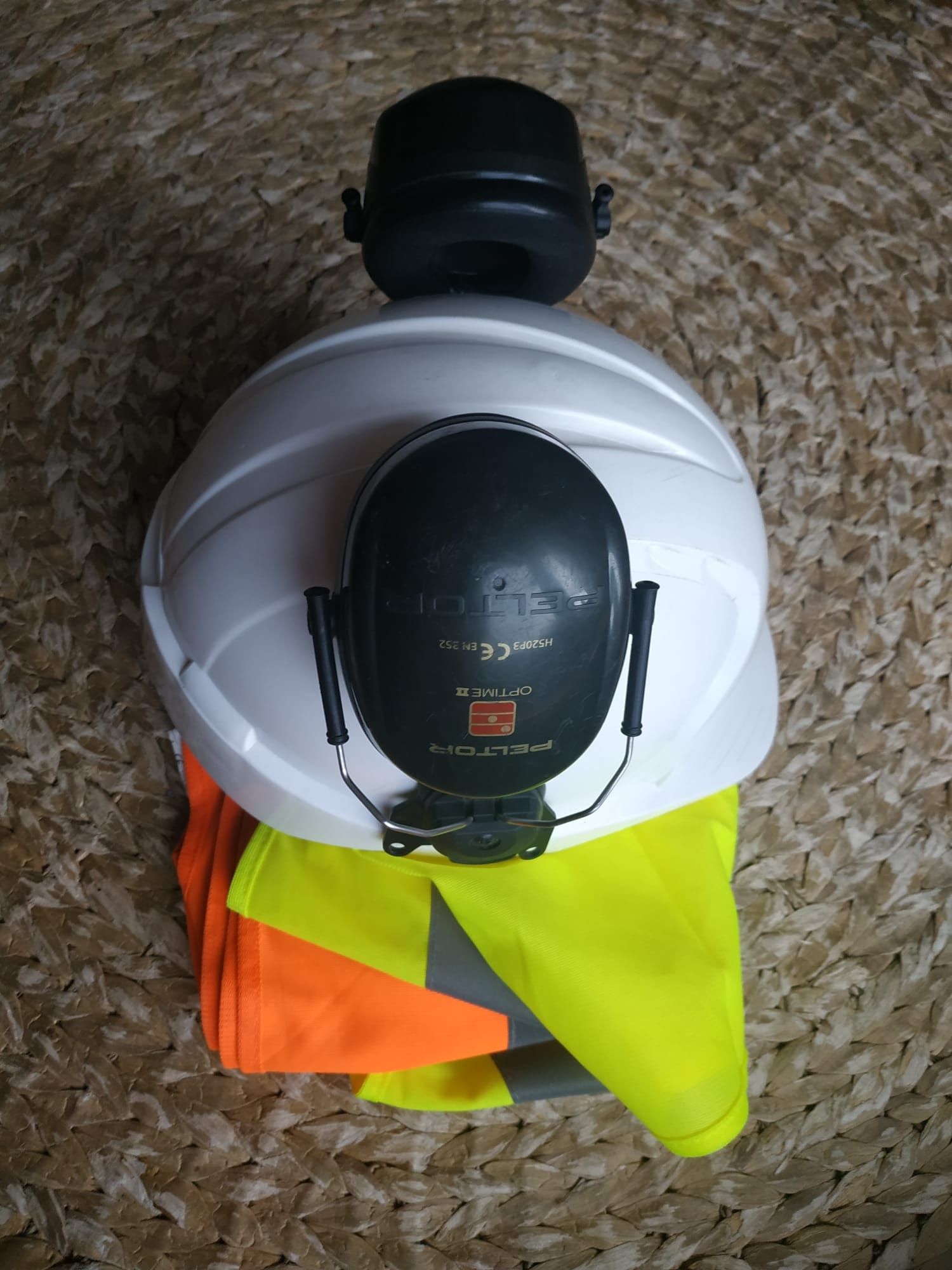 3M Peltor Optime II H520P3 Nauszniki przeciwhałasowe nahełmowe + kask