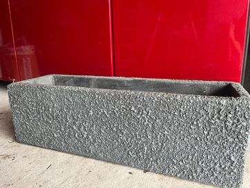 Szara doniczka betonowa