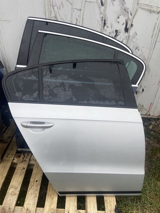 Passat B7 седан комбі двері дверка б7