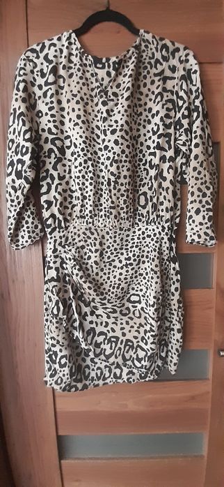 Sukienka w zwierzęcy deseń Zara