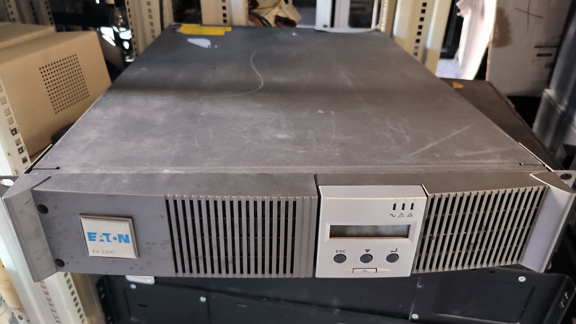 Бесперебійник ДБЖ EATON 2200 RT2U
