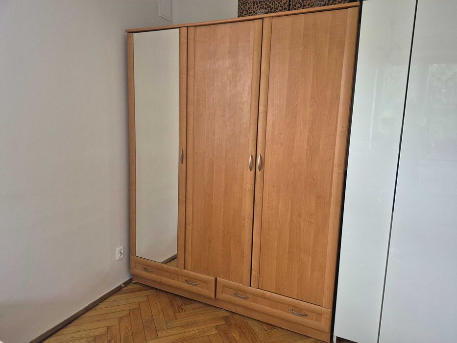 Szafa z lustrem.