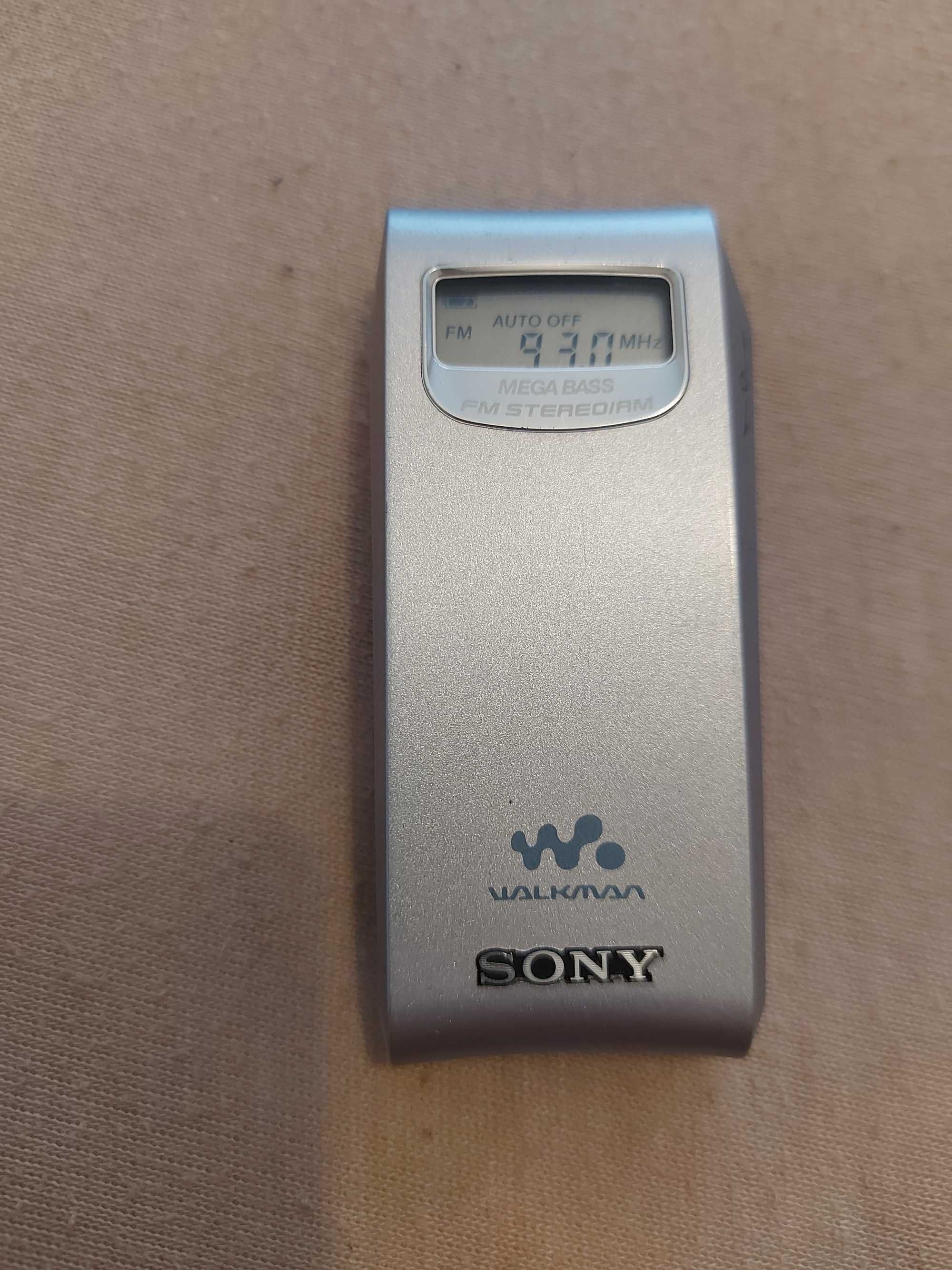 Maleńkie radyjko Sony Walkman, wielkości zapalniczki.