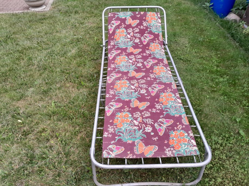 Łóżko polowe z PRL-u idealne na plażę