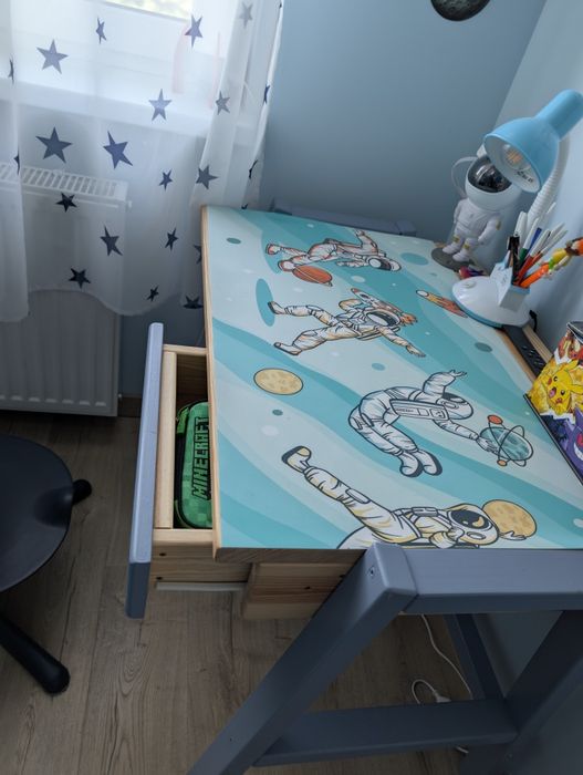 Drewniane biurko rosnące z dzieckiem, z regulacją blatu