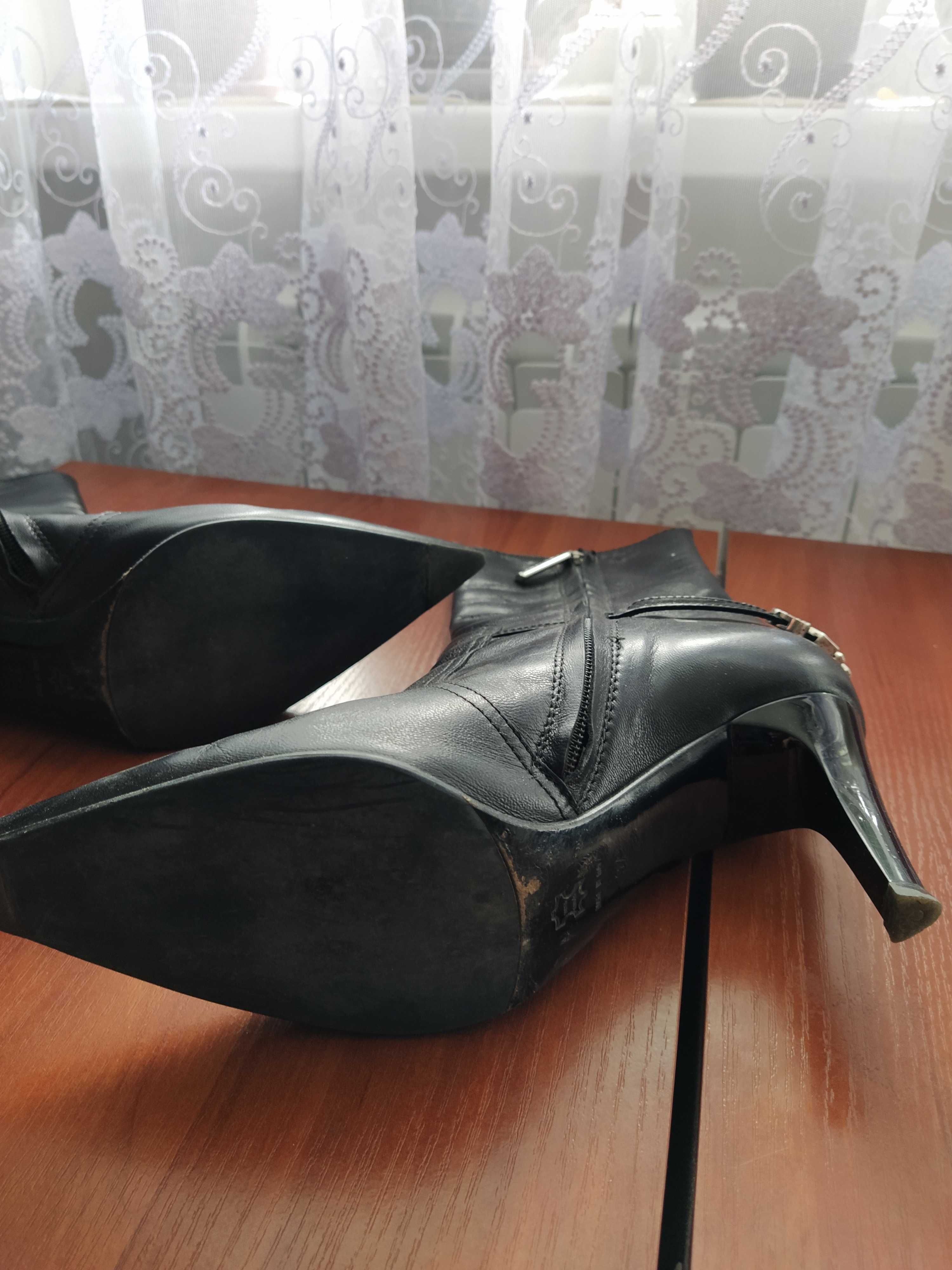Домосезонные женские ботинки