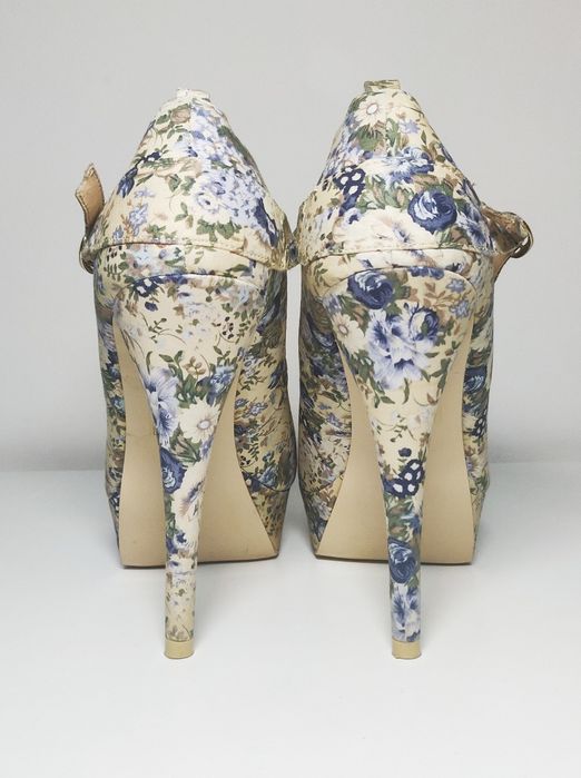 Kremowe szpilki w kwiaty Truffle, rozmiar 39