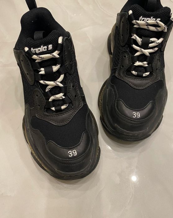 Оригинал Balenciaga Triple S Black
39 размер 
Оригинал 100 %