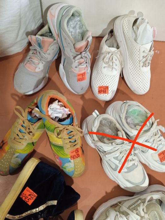 Женские кроссовки