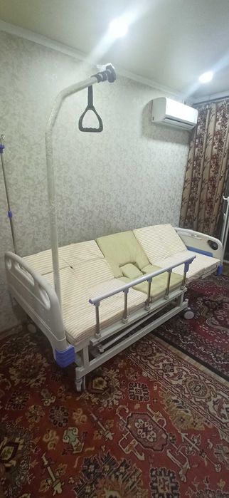 Медичне функціональне ліжко з туалетом MED1-H01 з електроприводом