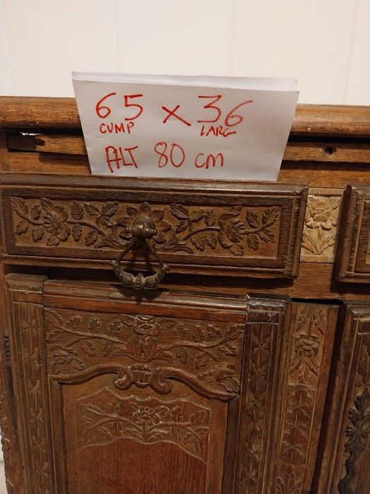 Pequeno móvel antigo usado