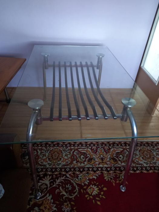 Szklany duży stoik wraz z krzesłami