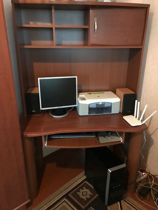 Комп’ютерний стіл