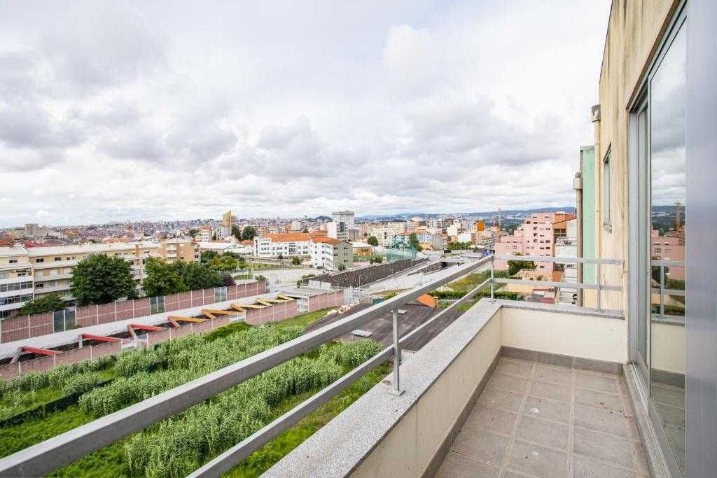 T2 junto ao Jardim Soares dos Reis, centro de Vila Nova de Gaia.