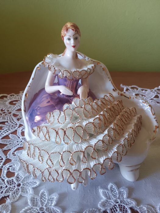 Porcelanowa figurka dama w fotelu złocenia vintage