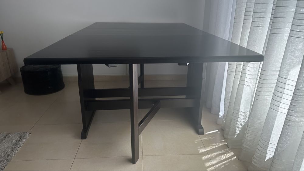 Mesa de jantar holandesa em madeira maciça