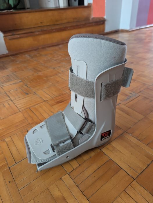 Niski but ortopedyczny typu Walker Genesis (BREG, rozmiar M)