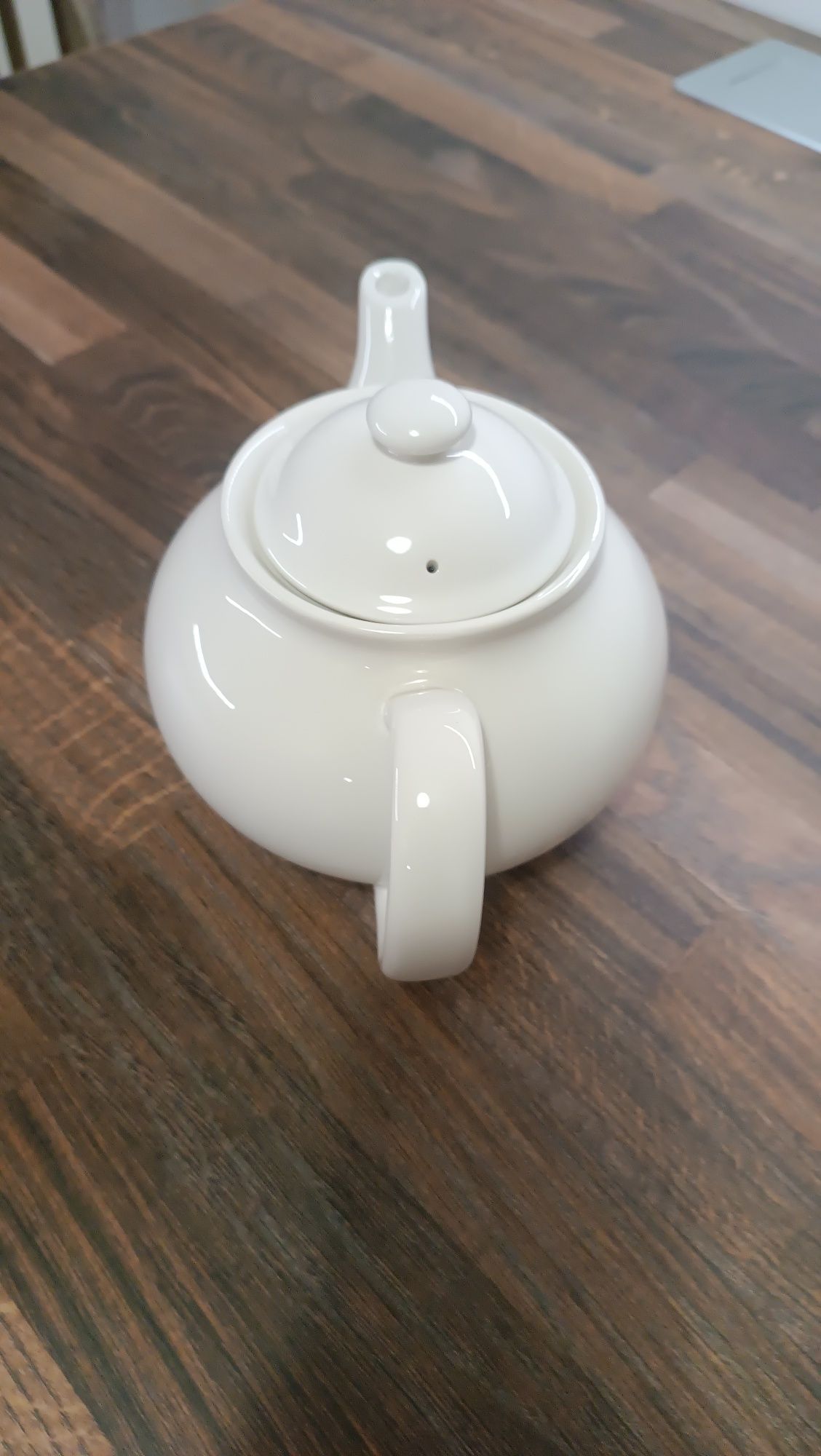 Biały porcelanowy dzbanek.
