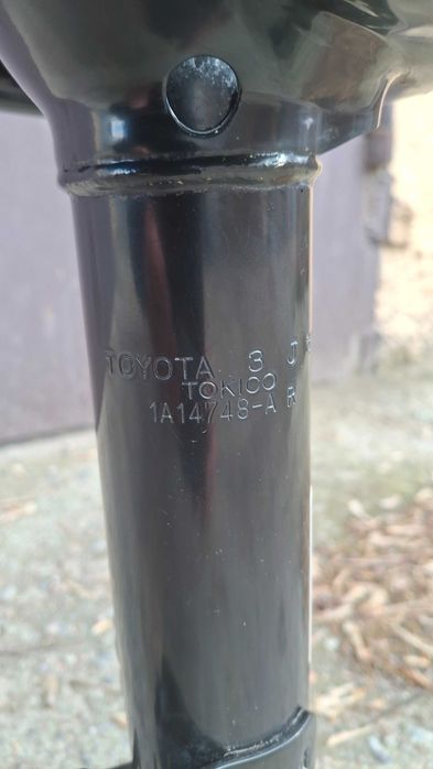 Амортизатор TOYOTA CAMRI 50/55. Задній правий