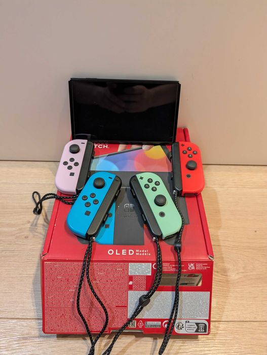 NINTENDO SWITCH OLED 4 joycon'y + gry