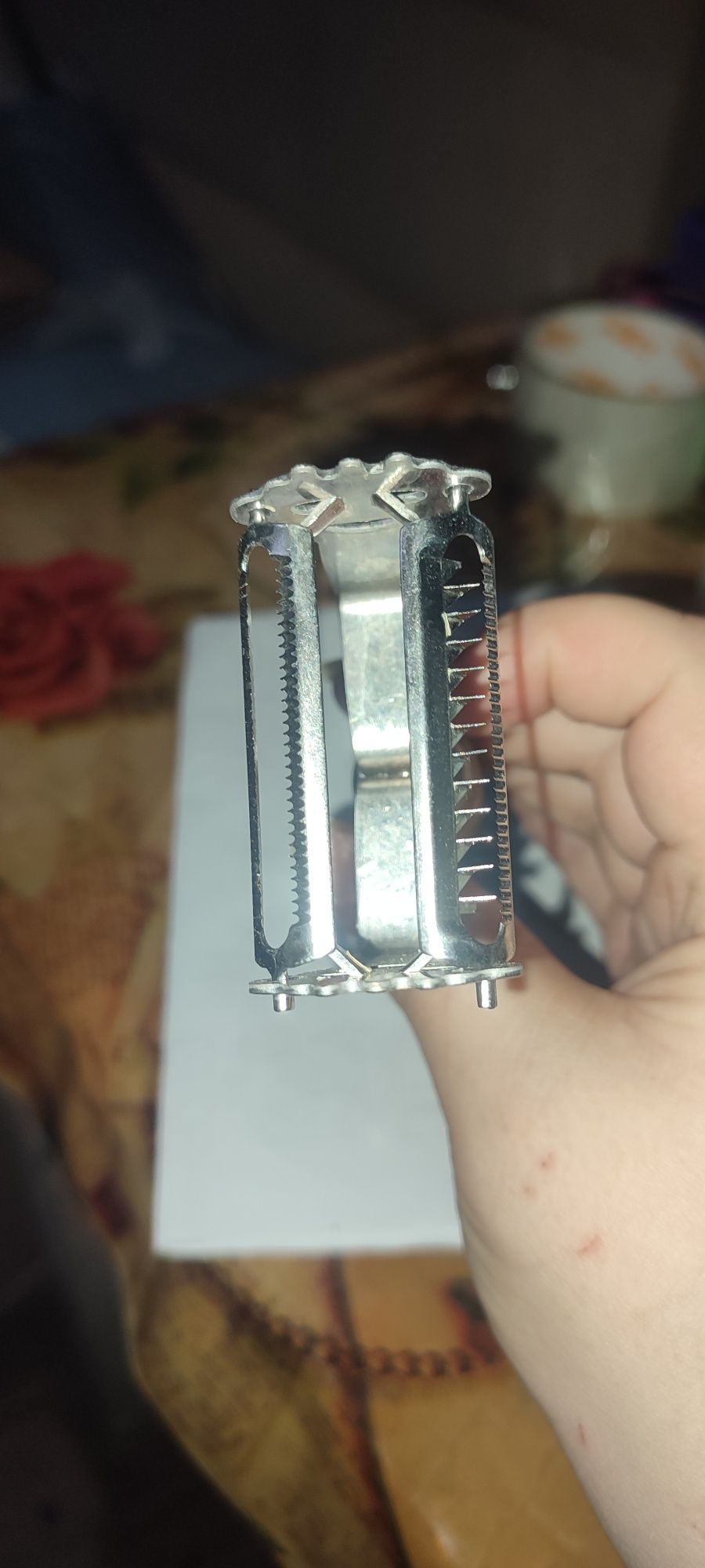 Овощечистка с деревянной ручкой