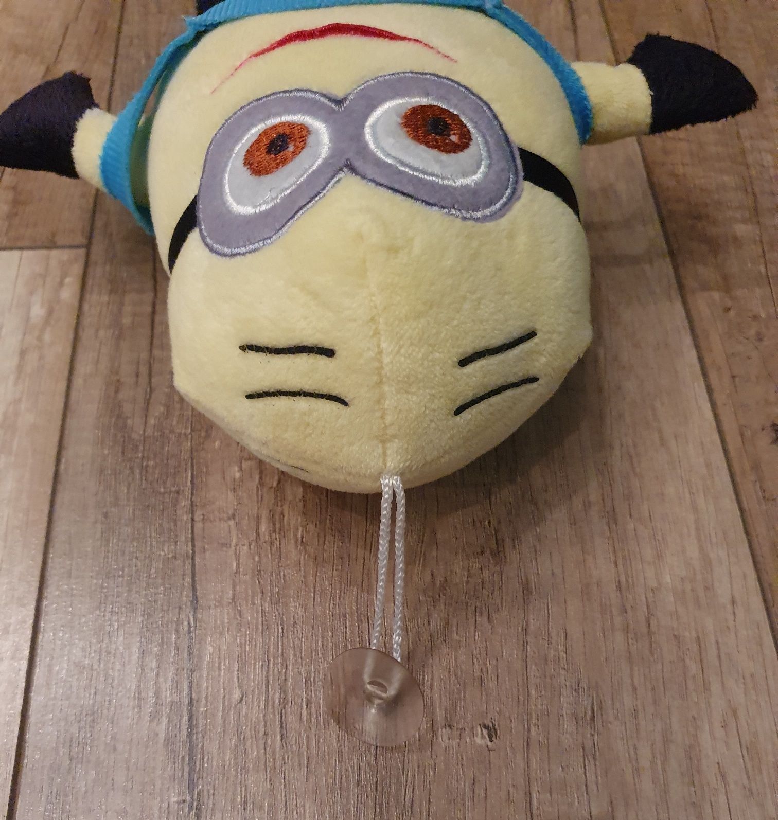 MINIONS maskotka MINIONEK Dave z przyssawką do zawieszenia 24 cm