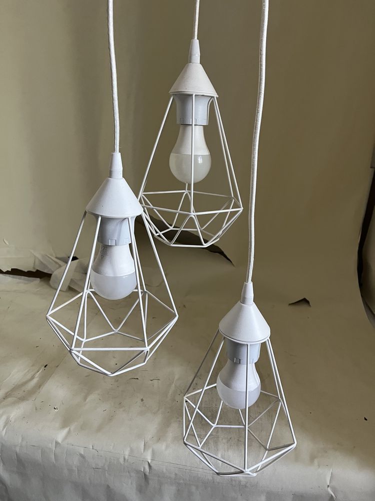 Candeeiro triplo de tecto branco impecável