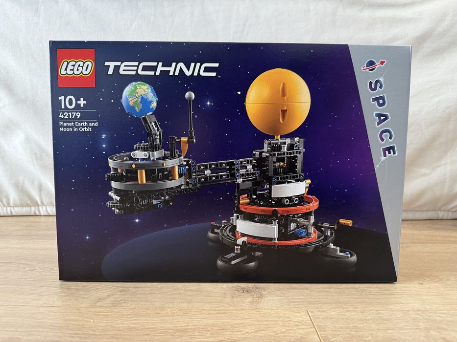 Lego 42179 - Space Planet Earth and Moon in Orbit - NOVO SELADO