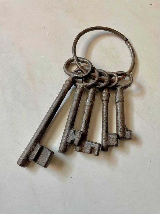 Chaves antigas de ferro para cadeados, móveis, relógios, etc.