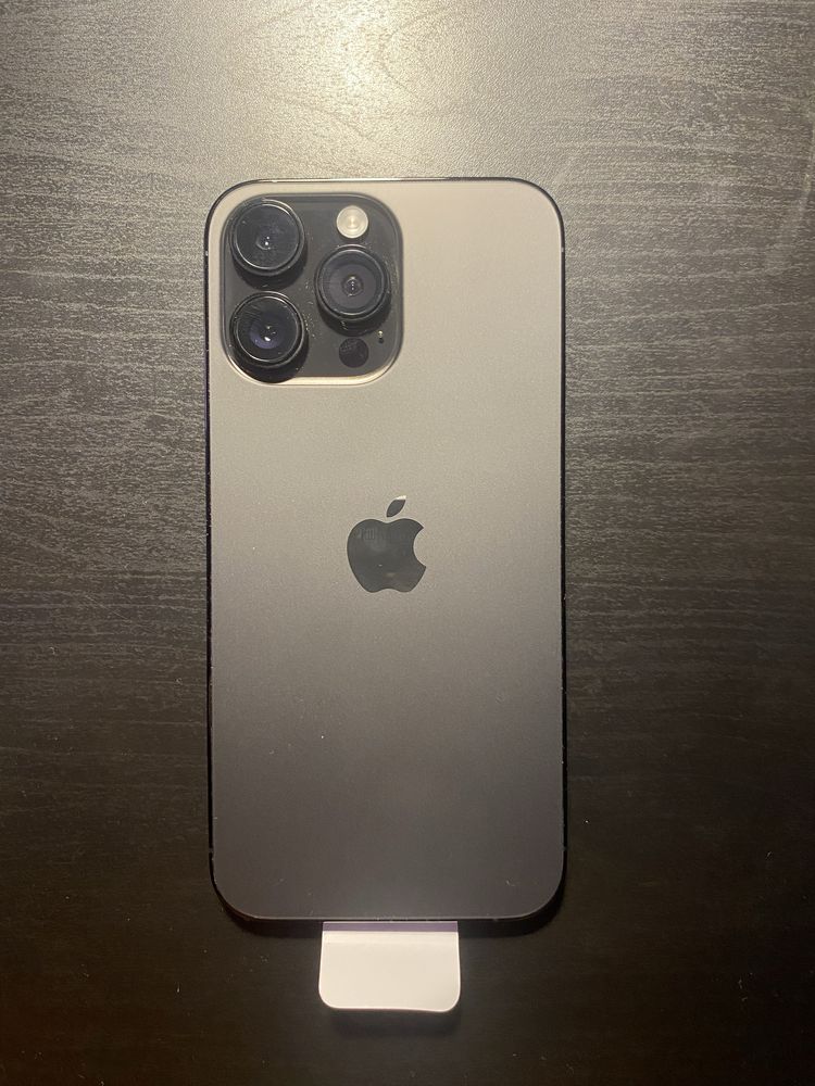 Iphone 14 pro max com os plasticos