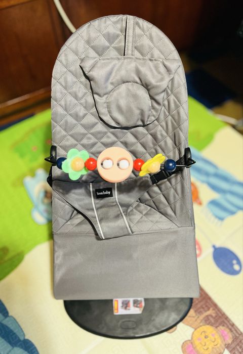 Шезлонг дитячий з іграшками