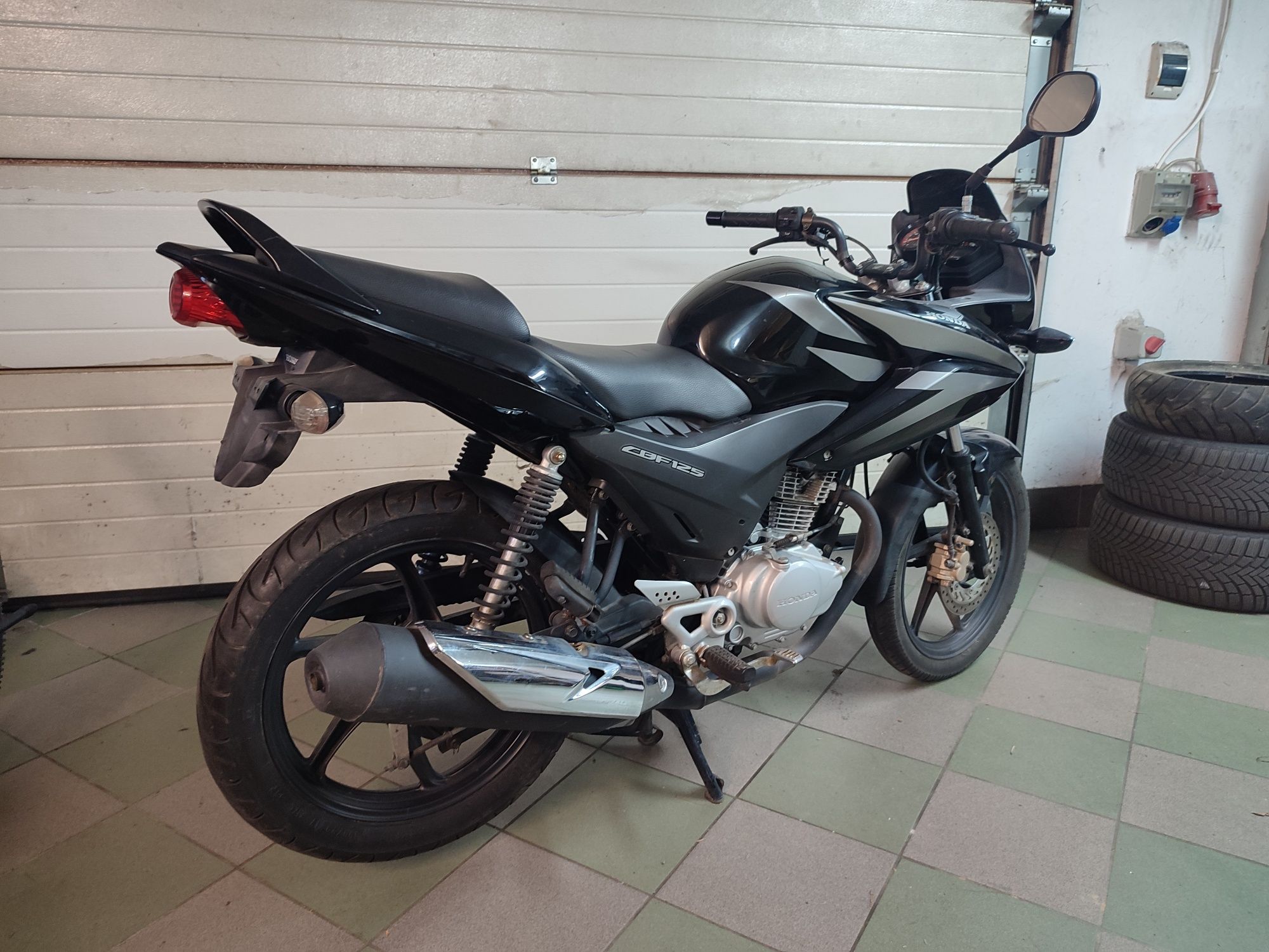 Honda cbf 125, na kategorie B.
