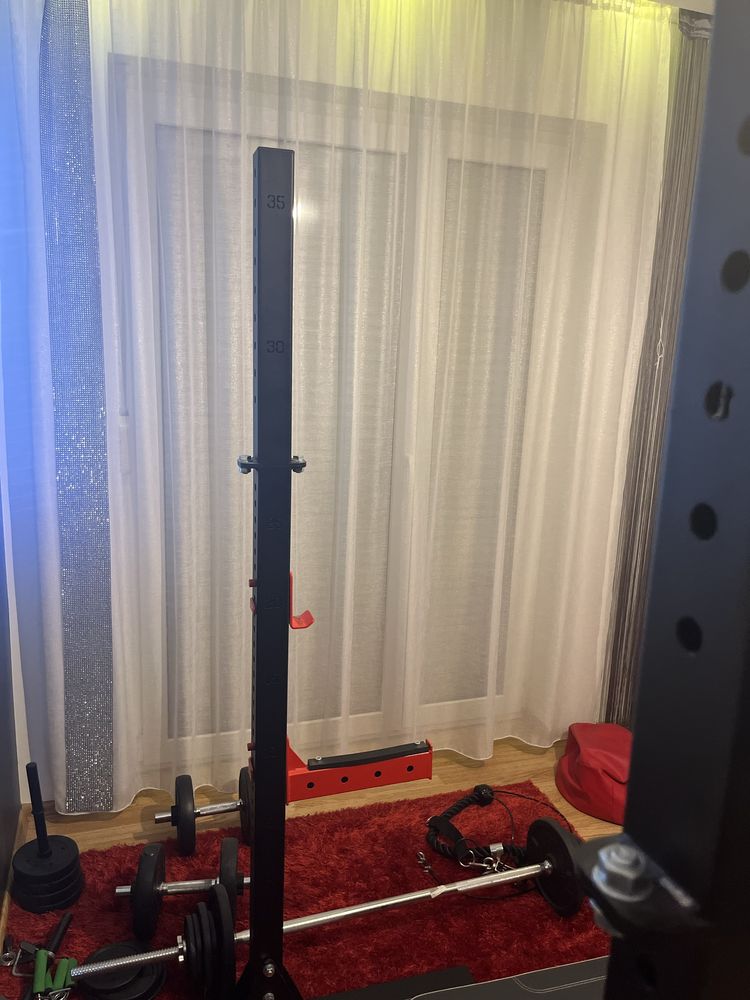 Stojaki regulowane z belka asekuracyjną Siłownia
