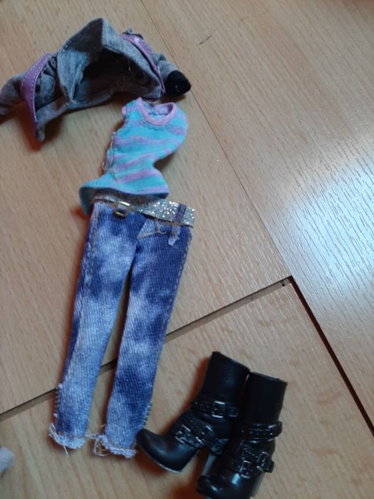 Bonecas variadas e roupas (preços na descrição)