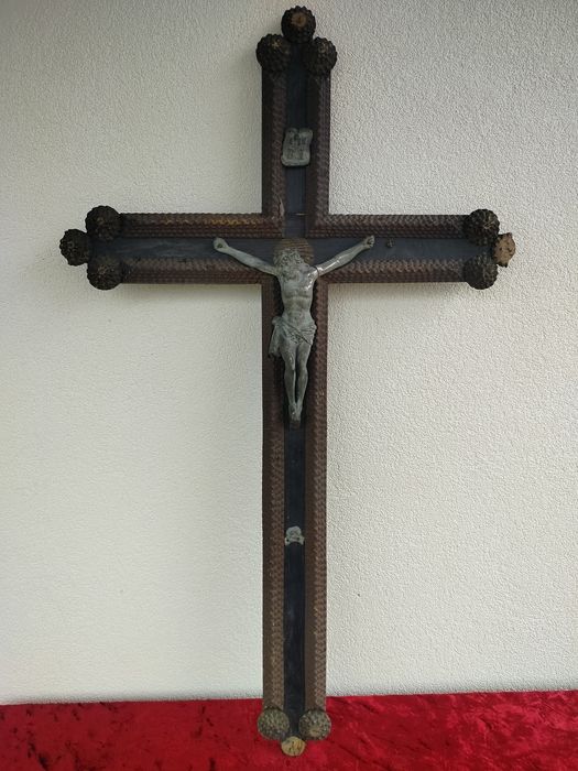 Stary duży drewniany krzyż tramp art