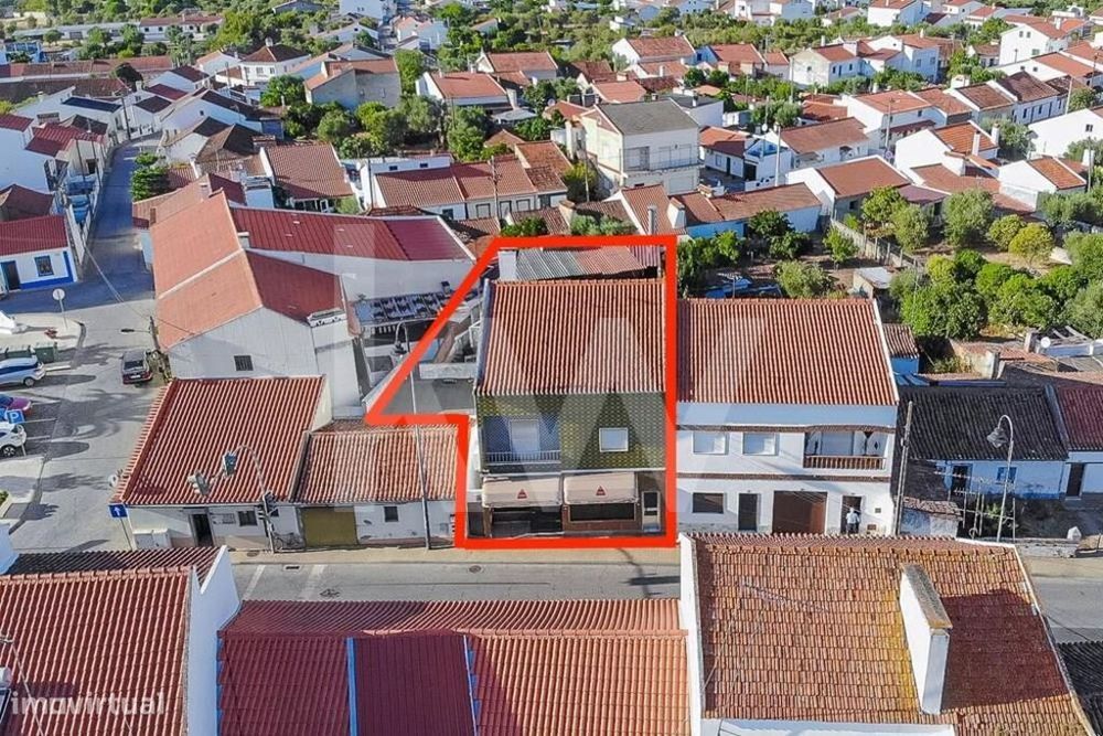 Prédio de 2 pisos I T4 no 1ºandar e restaurante no rés-do-chão I Pego