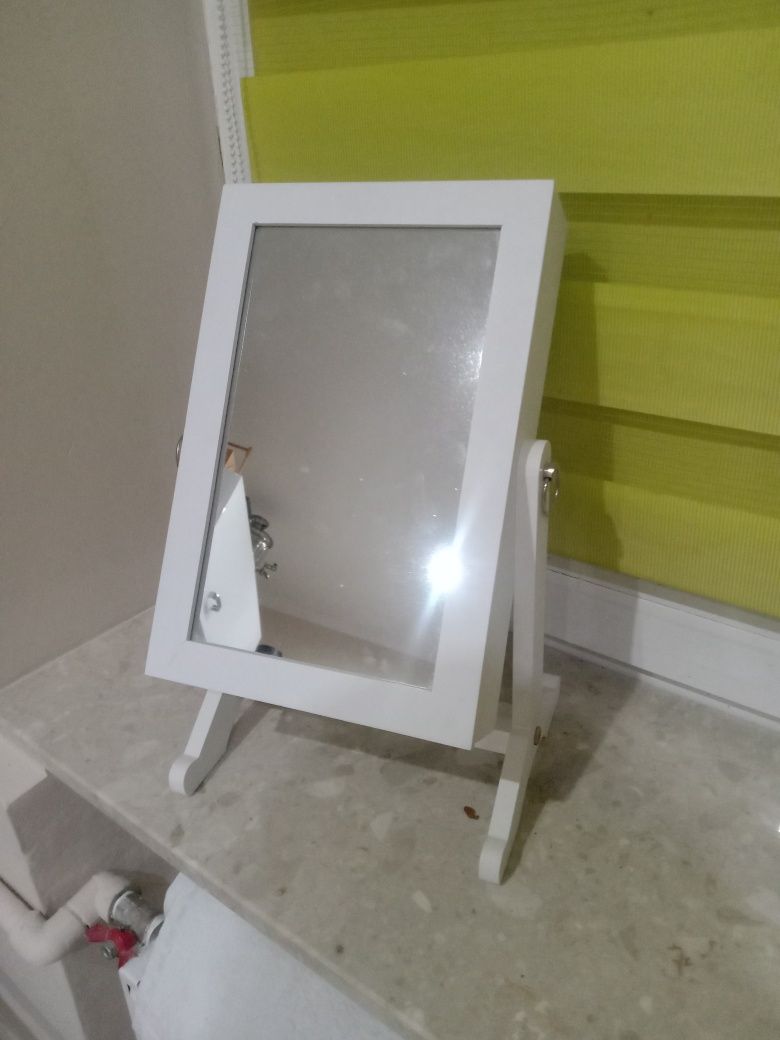 Lustro z półką na biżuterię